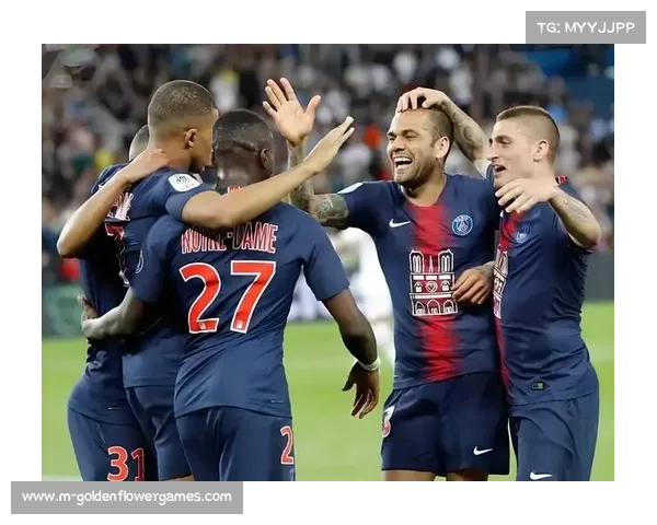 终场绝杀后,阿斯顿维拉球员相拥庆祝欧冠席位关键胜利